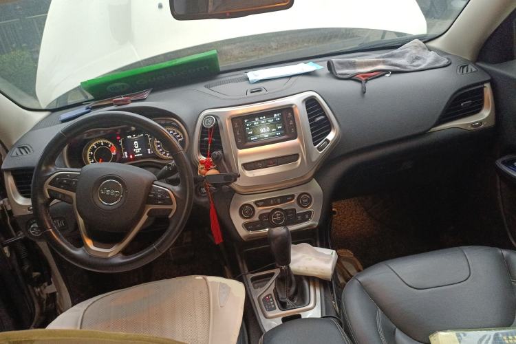 Used Jeep Cherokee 2016 2.4L Leading Edition Interior 2