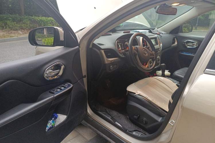 Used Jeep Cherokee 2016 2.4L Leading Edition Interior 3