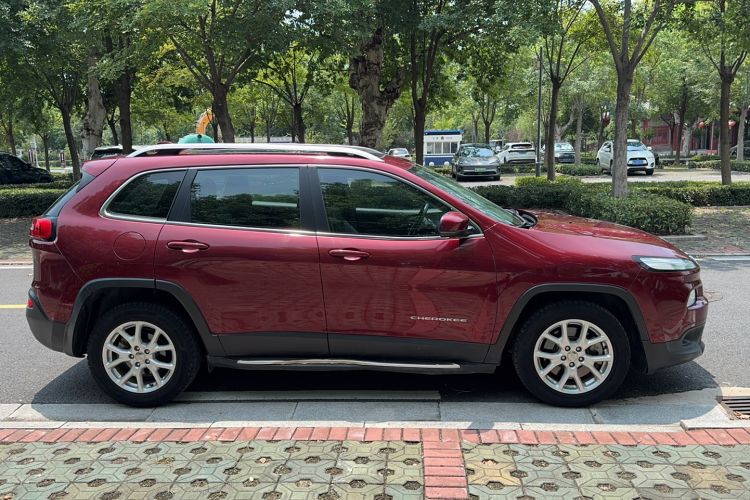 Used Jeep Cherokee 2017 2.0L Superior Edition Exterior 2