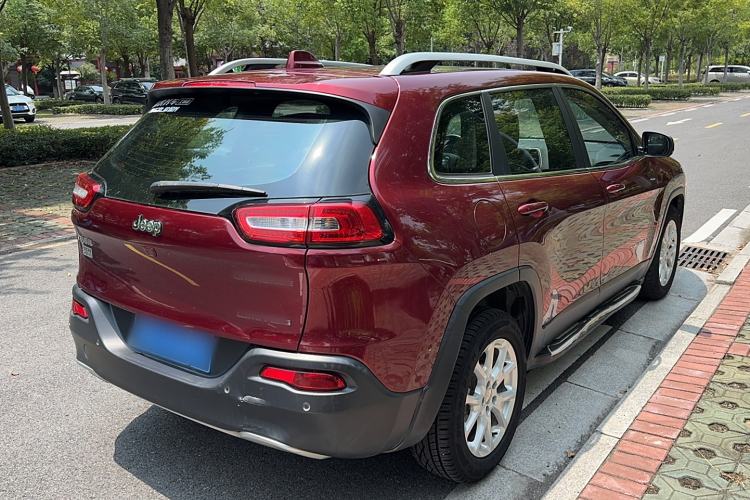 Used Jeep Cherokee 2017 2.0L Superior Edition Exterior 3