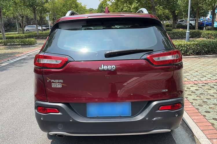 Used Jeep Cherokee 2017 2.0L Superior Edition Exterior 4