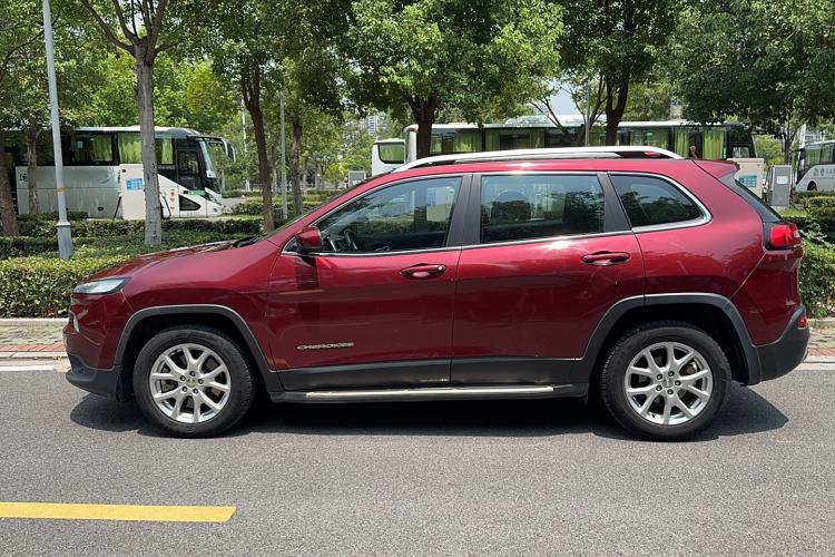 Used Jeep Cherokee 2017 2.0L Superior Edition Exterior 5
