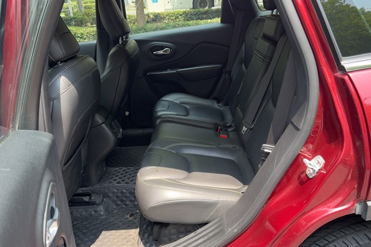 Used Jeep Cherokee 2017 2.0L Superior Edition Interior 1