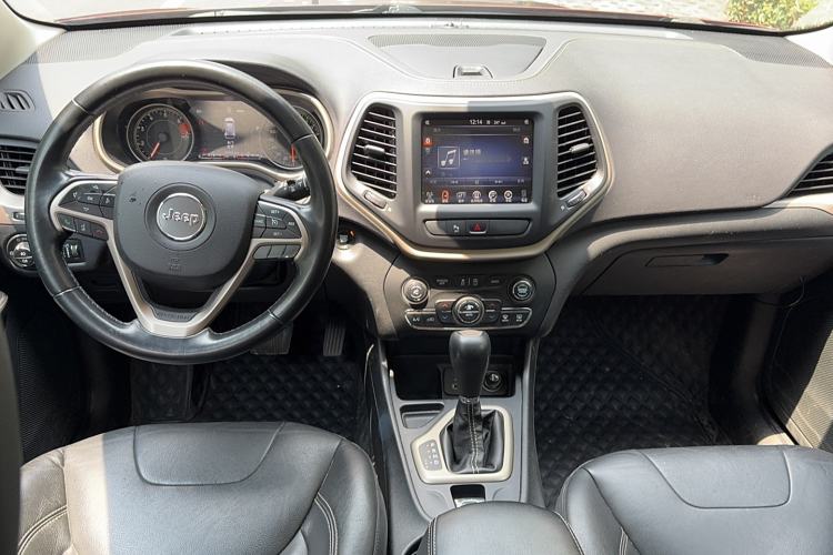 Used Jeep Cherokee 2017 2.0L Superior Edition Interior 3