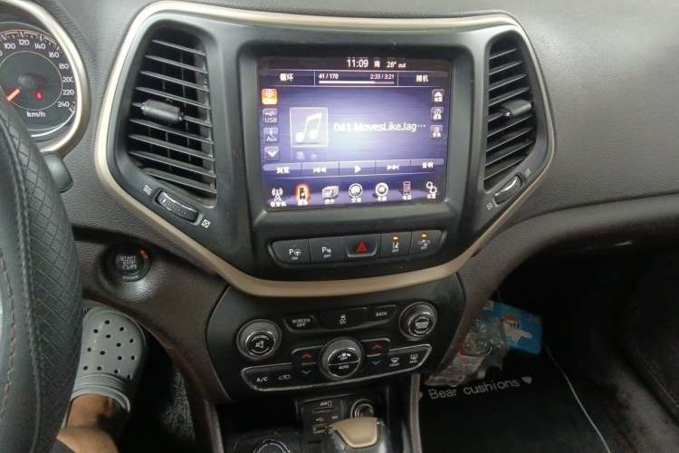 Used Jeep Cherokee 2014 2.4L Luxury Edition Audio And AC Panel