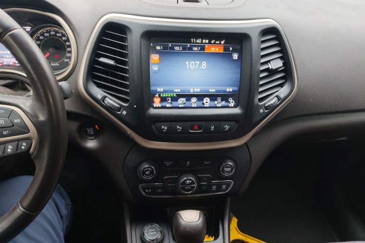 Used Jeep Cherokee 2014 2.4L Luxury Edition Audio And AC Panel