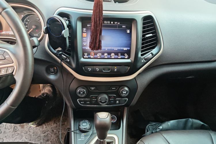 Used Jeep Cherokee 2014 2.4L Luxury Edition Audio And AC Panel