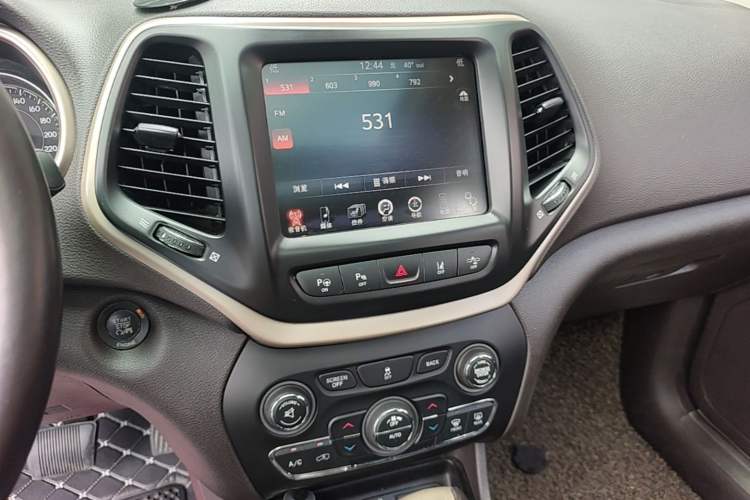 Used Jeep Cherokee 2014 2.4L Luxury Edition Audio And AC Panel