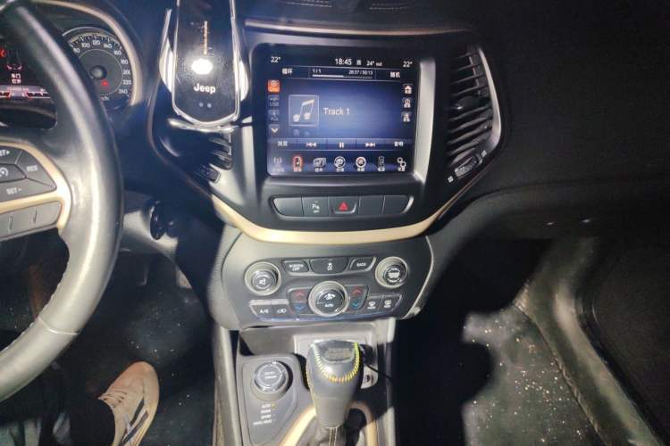 Used Jeep Cherokee 2014 2.4L Urban Edition Audio And AC Panel