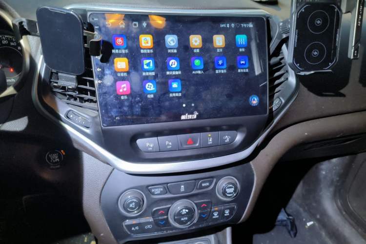 Used Jeep Cherokee 2014 2.4L Luxury Edition Audio And AC Panel
