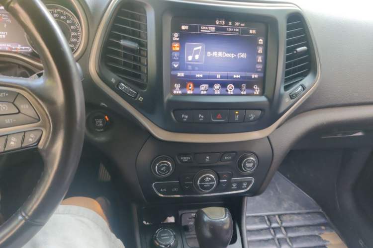 Used Jeep Cherokee 2014 2.4L Luxury Edition Audio And AC Panel