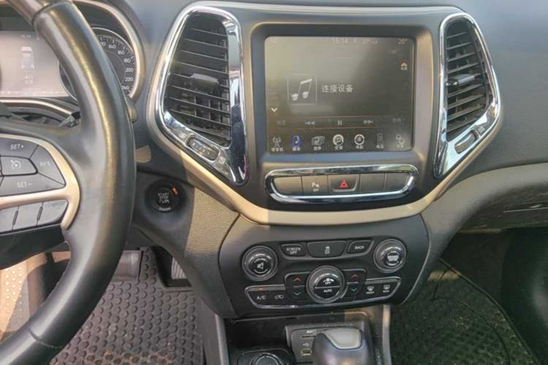 Used Jeep Cherokee 2014 2.4L Luxury Edition Audio And AC Panel