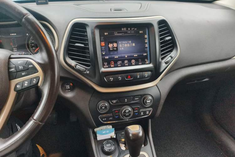 Used Jeep Cherokee 2014 2.4L Luxury Edition Audio And AC Panel