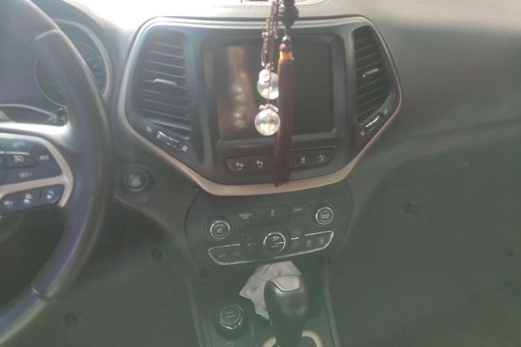 Used Jeep Cherokee 2014 2.4L Luxury Edition Audio And AC Panel