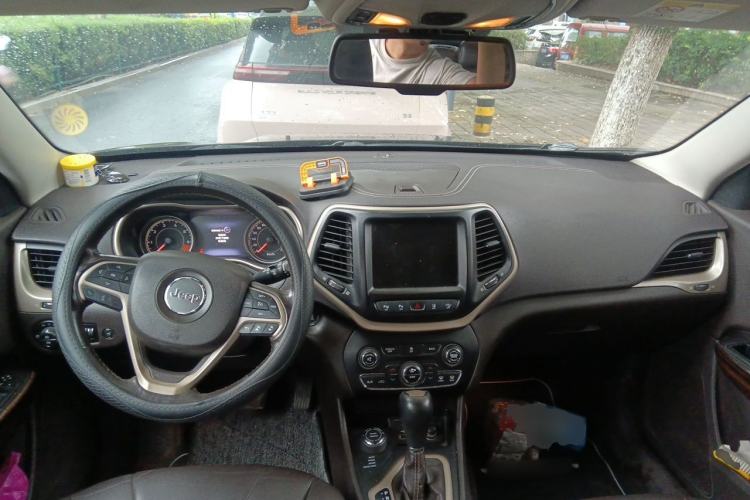Used Jeep Cherokee 2014 2.4L Luxury Edition Center Console