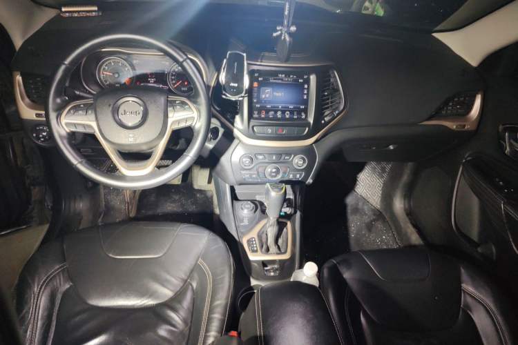Used Jeep Cherokee 2014 2.4L Urban Edition Center Console