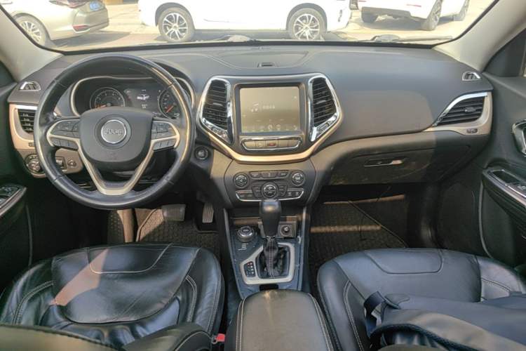Used Jeep Cherokee 2014 2.4L Luxury Edition Center Console