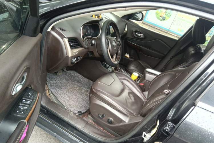 Used Jeep Cherokee 2014 2.4L Luxury Edition Driver Seat