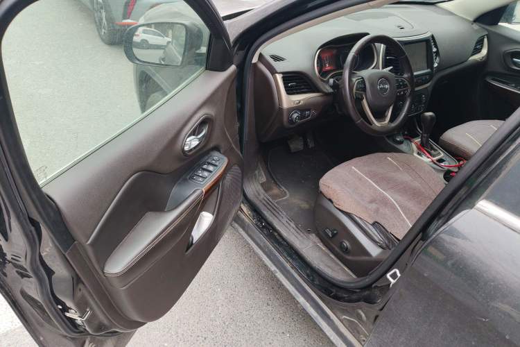 Used Jeep Cherokee 2014 2.4L Luxury Edition Driver Seat