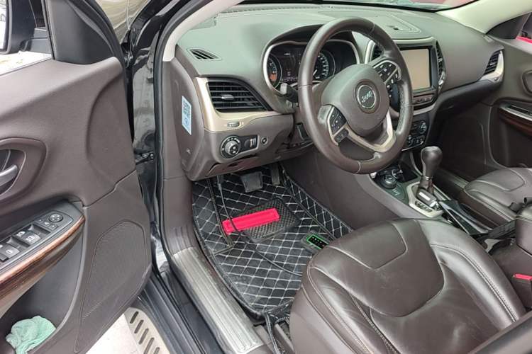 Used Jeep Cherokee 2014 2.4L Luxury Edition Driver Seat