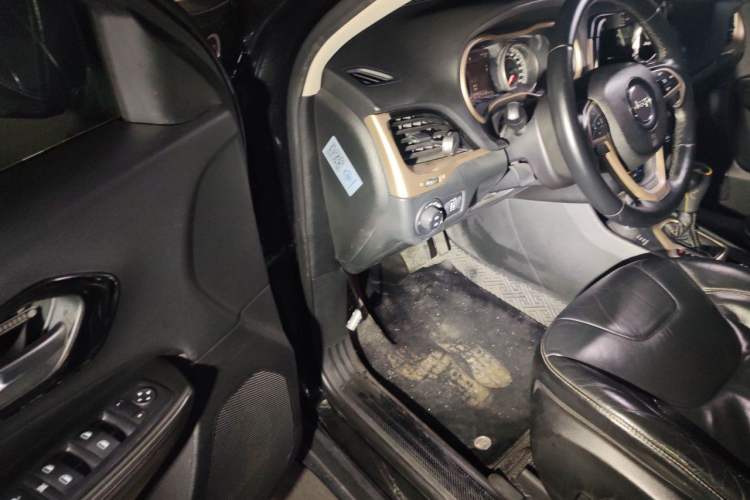 Used Jeep Cherokee 2014 2.4L Urban Edition Driver Seat