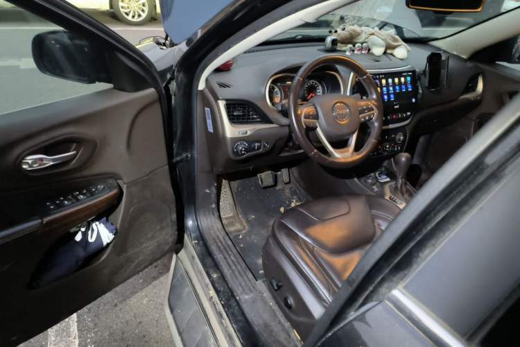 Used Jeep Cherokee 2014 2.4L Luxury Edition Driver Seat