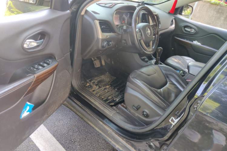 Used Jeep Cherokee 2014 2.4L Luxury Edition Driver Seat