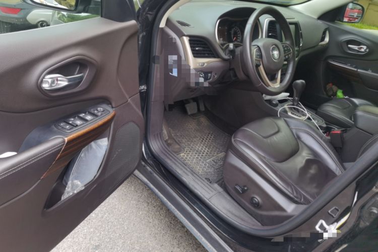 Used Jeep Cherokee 2014 2.4L Luxury Edition Driver Seat
