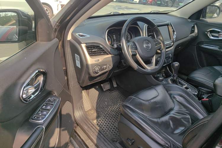 Used Jeep Cherokee 2014 2.4L Luxury Edition Driver Seat