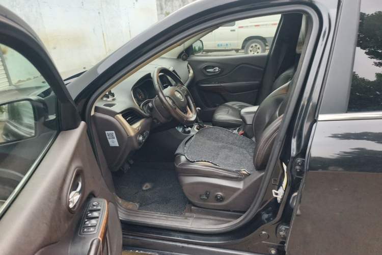 Used Jeep Cherokee 2014 2.4L Luxury Edition Driver Seat