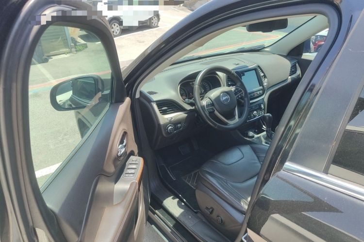 Used Jeep Cherokee 2014 2.4L Luxury Edition Driver Seat