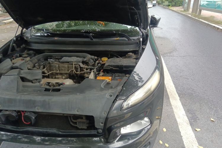 Used Jeep Cherokee 2014 2.4L Luxury Edition Engine Bay Left