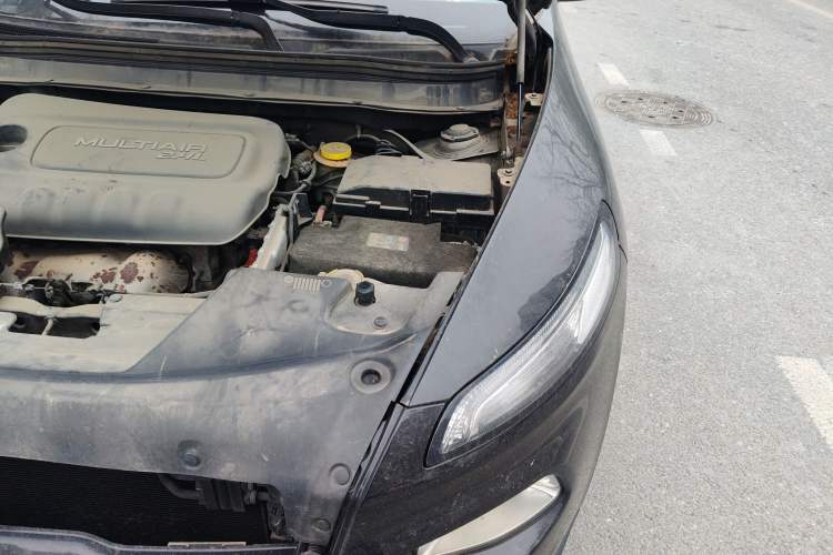 Used Jeep Cherokee 2014 2.4L Luxury Edition Engine Bay Left