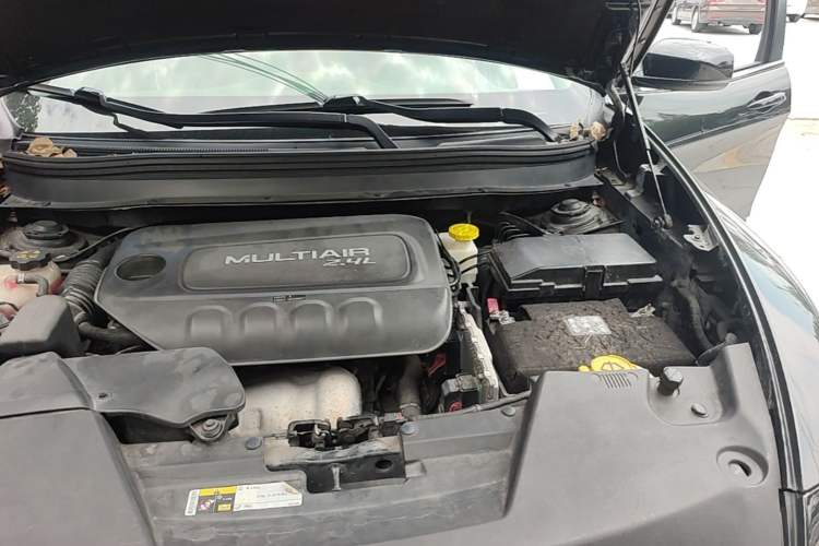 Used Jeep Cherokee 2014 2.4L Luxury Edition Engine Bay Left