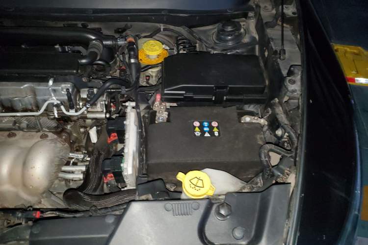 Used Jeep Cherokee 2014 2.4L Luxury Edition Engine Bay Left