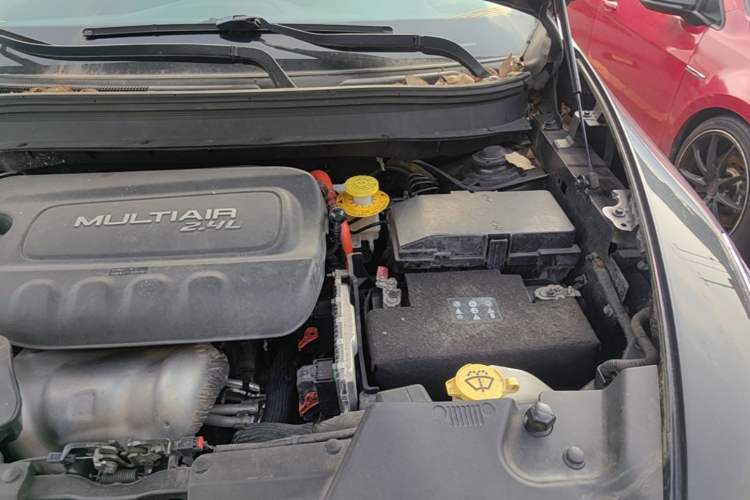 Used Jeep Cherokee 2014 2.4L Luxury Edition Engine Bay Left