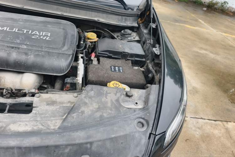 Used Jeep Cherokee 2014 2.4L Luxury Edition Engine Bay Left