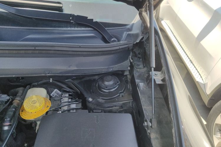Used Jeep Cherokee 2014 2.4L Luxury Edition Engine Bay Left