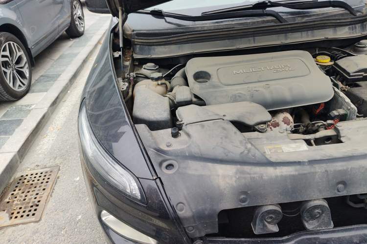 Used Jeep Cherokee 2014 2.4L Luxury Edition Engine Bay Right