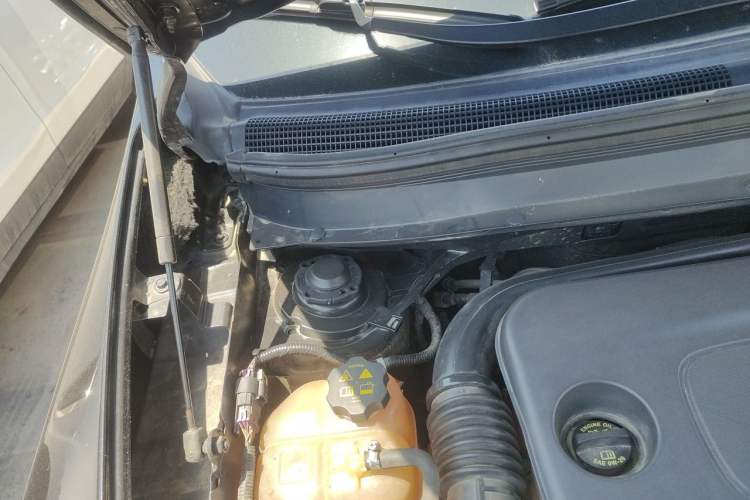 Used Jeep Cherokee 2014 2.4L Luxury Edition Engine Bay Right