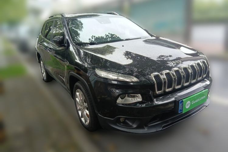 Used Jeep Cherokee 2014 2.4L Luxury Edition Front Right 45 Deg