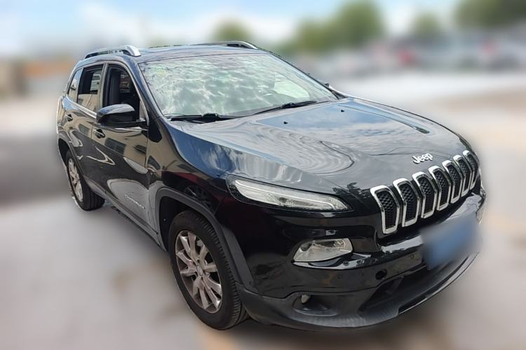 Used Jeep Cherokee 2014 2.4L Luxury Edition Front Right 45 Deg