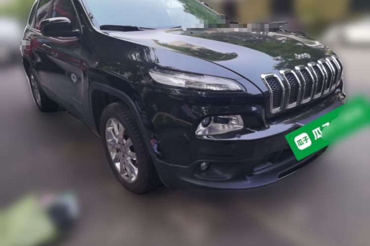 Used Jeep Cherokee 2014 2.4L Luxury Edition Front Right 45 Deg