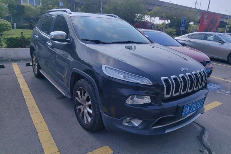 Used Jeep Cherokee 2014 2.4L Luxury Edition Front Right 45 Deg
