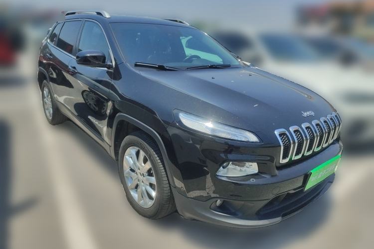 Used Jeep Cherokee 2014 2.4L Luxury Edition Front Right 45 Deg