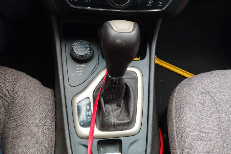 Used Jeep Cherokee 2014 2.4L Luxury Edition Gear Lever