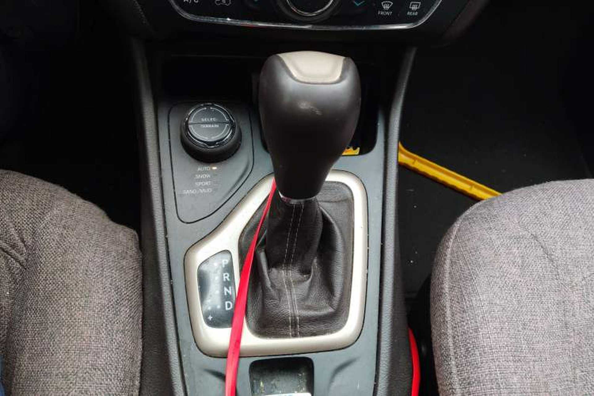 Used Jeep Cherokee 2014 2.4L Luxury Edition Gear Lever