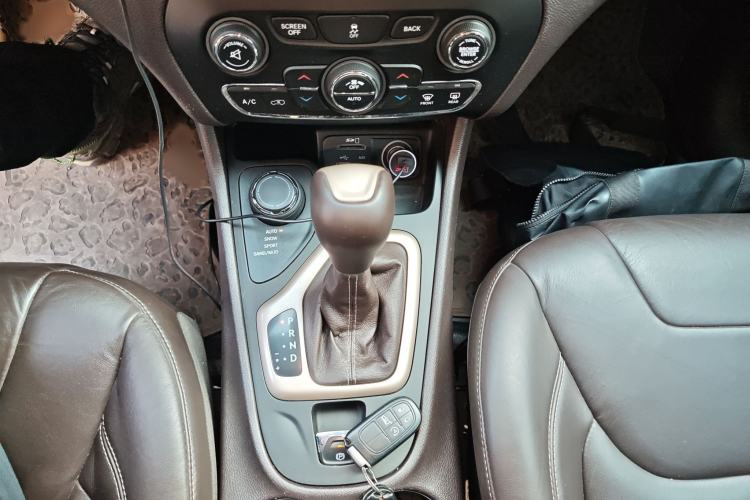 Used Jeep Cherokee 2014 2.4L Luxury Edition Gear Lever