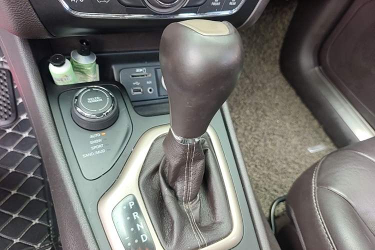 Used Jeep Cherokee 2014 2.4L Luxury Edition Gear Lever