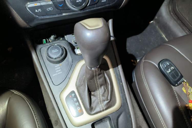 Used Jeep Cherokee 2014 2.4L Luxury Edition Gear Lever